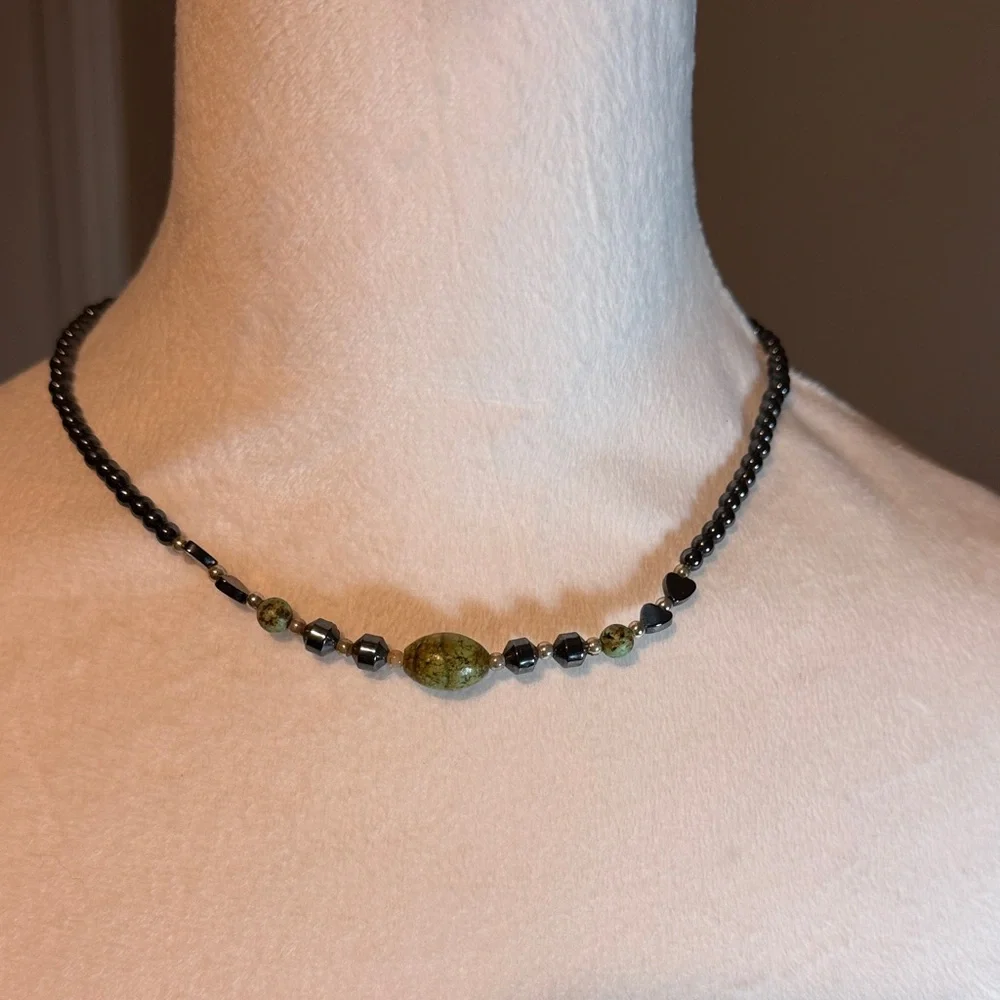 Vintage Black and Green Stone Beaded Choker Necklace 18